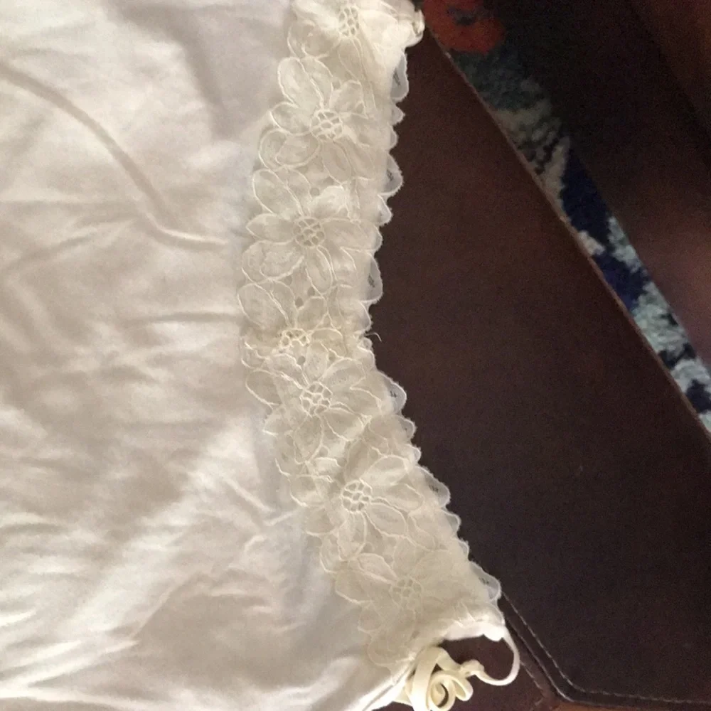 Bundle of Lace-Trimmed Cami Tank Top -Cream, Black, Sage green - Picture 2 of 6